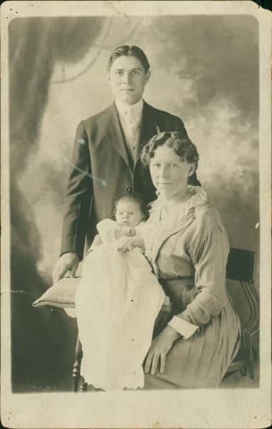 1915Ernst,Hulda&AgnesCarlson.jpg