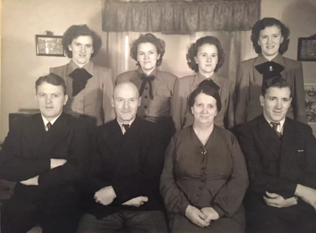 HenningJohanssonochAnnaScharsteinmedViola,Elsa,Ester,Rut,GotaochHugo.jpg